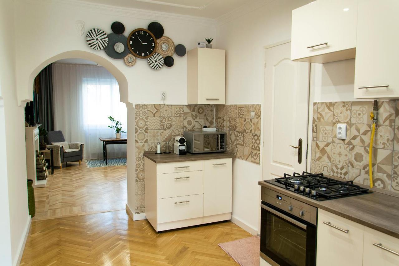 Season One Apartman Szeged Esterno foto