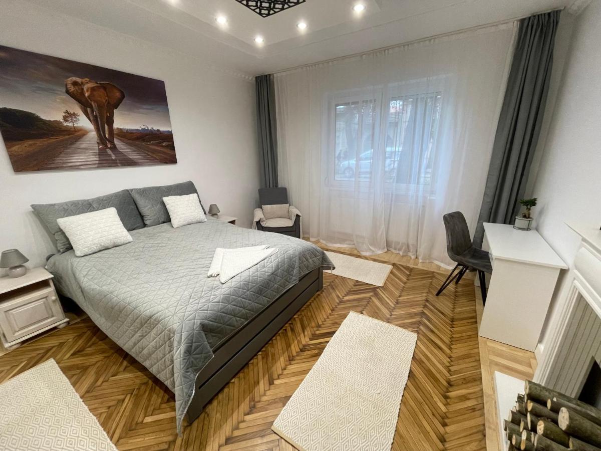 Season One Apartman Szeged Esterno foto