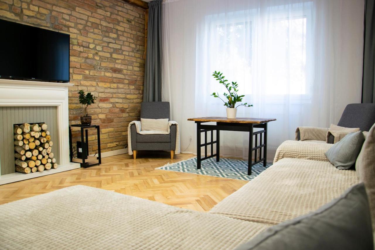 Season One Apartman Szeged Esterno foto