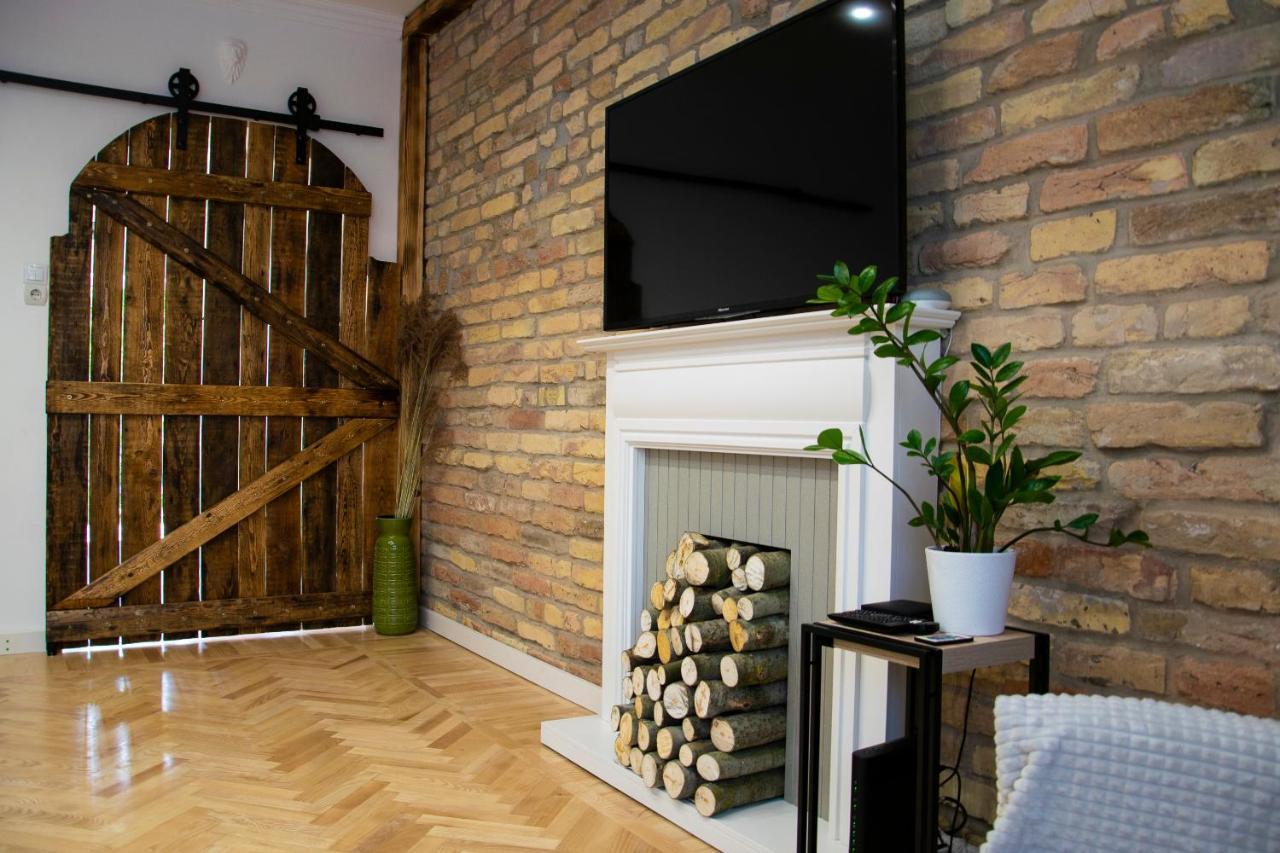 Season One Apartman Szeged Esterno foto